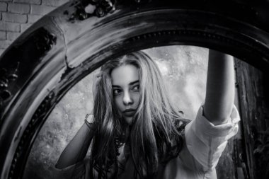 Orta yaşlı, takım elbiseli, sağlam bir adam.