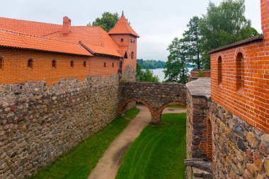 Trakai Adası Kalesi 'nin eski taş kalesine bakın..