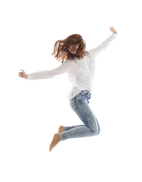 Adolescente menina de cabelo longo pulando no fundo branco. — Fotografia de Stock