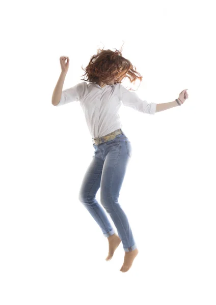 Adolescente menina de cabelo longo pulando no fundo branco. — Fotografia de Stock