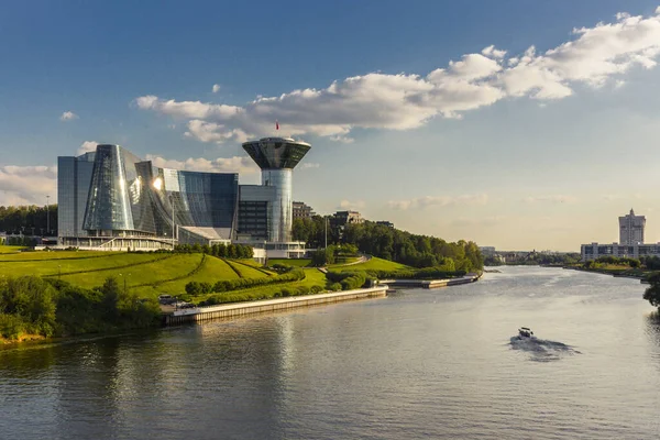 Paisaje urbano moderno con edificio gubernamental de la región de Moscú — Foto de Stock