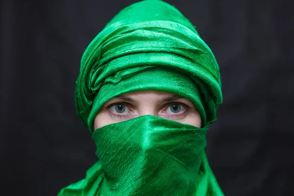 Beautifu musliml vrouw gekleed in groene hoofddoek — Stockfoto