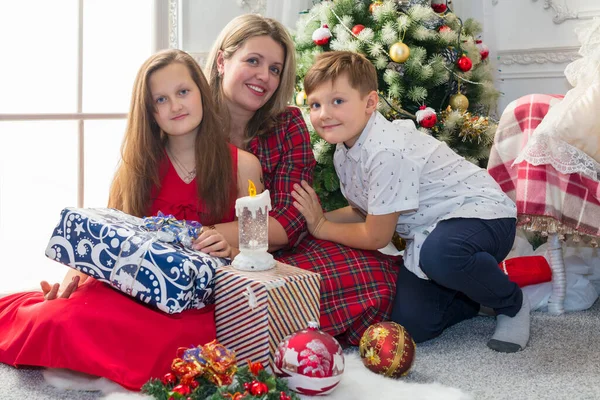 Mãe com seus filhos bela família com presentes de Natal — Fotografia de Stock