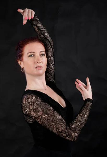 Hermosa bailarina estudio retrato posando sobre fondo negro. — Foto de Stock