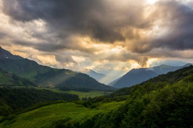 Kafkasya dağlarındaki güzel dağ manzarası Bulutlar ve mavi gökyüzü