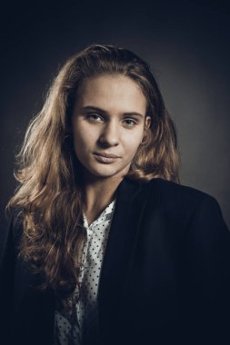 Uzun saçlı güzel bir kadının stüdyo portresi.