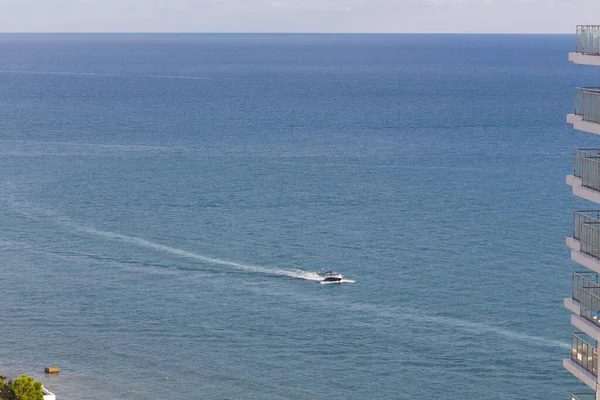 Open water space met motorboot, Sotsji, Rusland. — Stockfoto