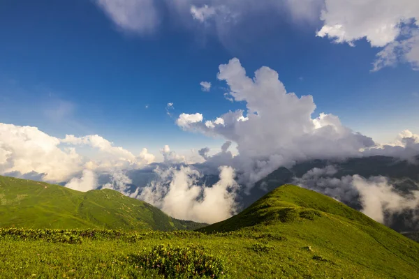 구름과 푸른 하늘이 어우러진 코카서스 산맥의 아름다운 산 풍경 — 스톡 사진