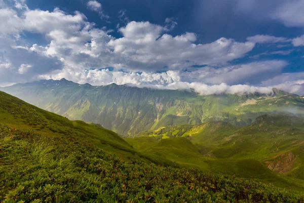 Bellissimo paesaggio montano sulle montagne del Caucaso con nuvole e cielo blu — Foto Stock