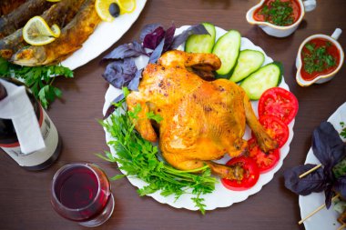 Lezzetli bir yemek ve bir kadeh şarap.