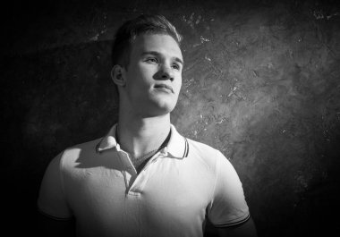 Sıradan bir stüdyo resmi giymiş hoş bir genç adam..