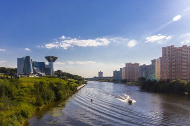 Moskova Bölgesi 'nin hükümet binasıyla modern şehir manzarası
