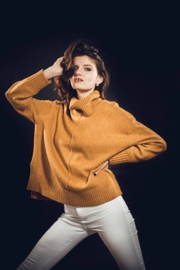 Süveter giymiş güzel bir kadının stüdyo portresi.