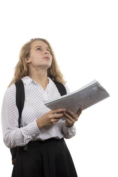 Gadis kuliahan berambut panjang yang cantik dengan kertas — Stok Foto