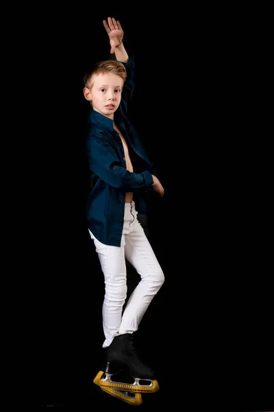 Jovem patinador artístico vestido com jeans brancos e camisa azul — Fotografia de Stock