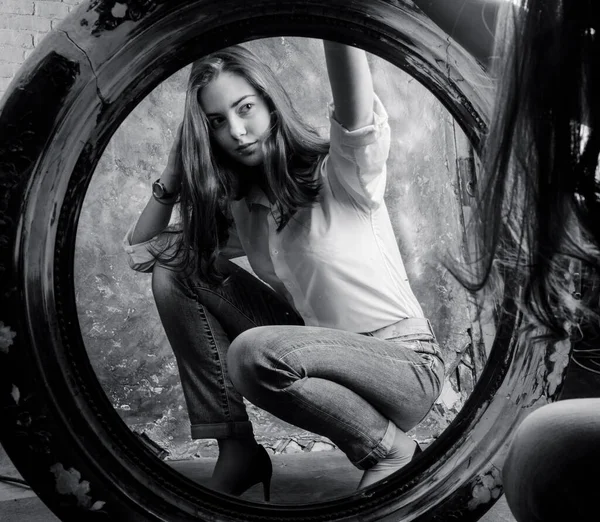 鏡の中で彼女の反射を見て美しい若い女性 — ストック写真