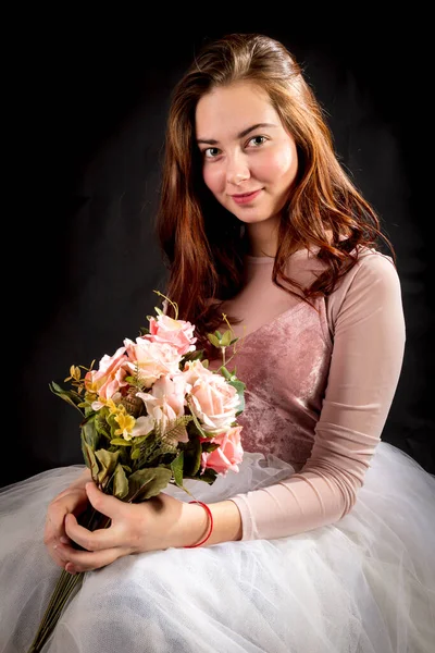 Menina bonita na saia branca clássico com flores — Fotografia de Stock