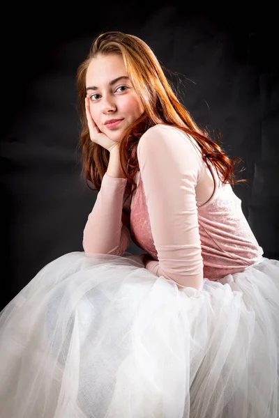 Hermosa joven en clásico retrato de falda blanca — Foto de Stock