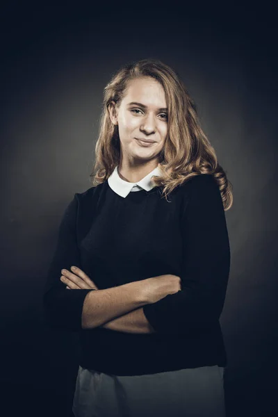 Retrato de estudio de una joven hermosa mujer de pelo largo — Foto de Stock