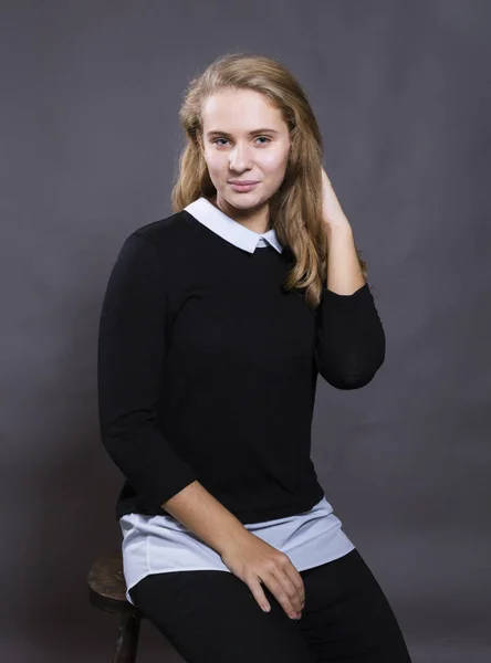 Retrato de estudio de una joven hermosa mujer de pelo largo — Foto de Stock