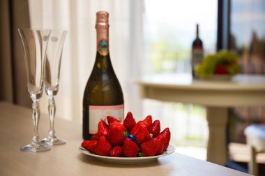 Şarabı ve taze çileği olan güzel bir sahne.