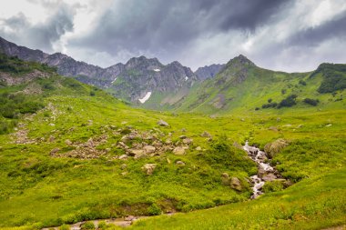 Kafkasya dağlarındaki bulutlu güzel dağ manzarası