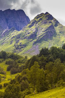 Kafkasya dağlarındaki bulutlu güzel dağ manzarası