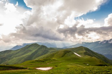 Kafkasya dağlarındaki güzel dağ manzarası Bulutlar ve mavi gökyüzü..