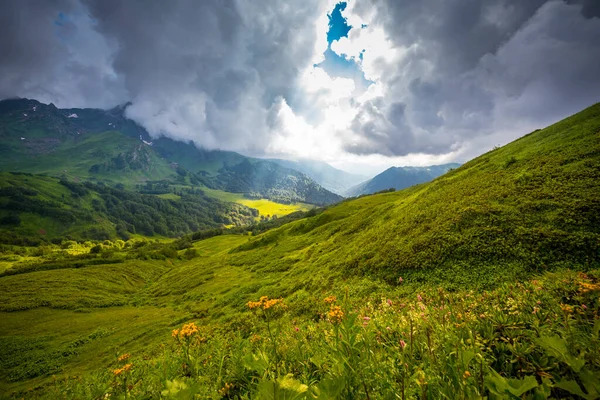 Krásná horská krajina s mraky na Kavkaze — Stock fotografie