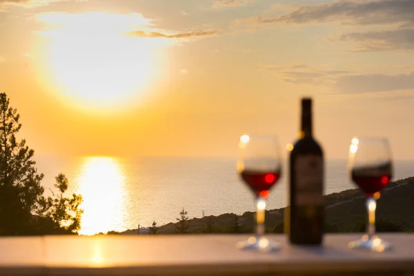 Hermosa escena con copas de vino y botella de vino — Foto de Stock