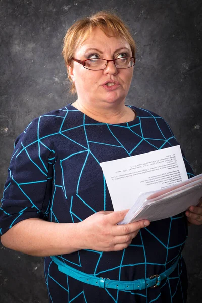 Middle aged woman accountant with papers studio portrait. — Stock Photo, Image