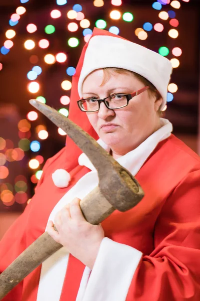 Święty Mikołaj z młotkiem humor studio portret — Zdjęcie stockowe
