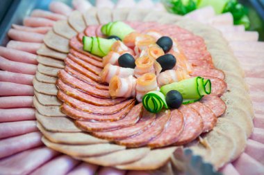 İklimlenmiş et ve jambon servis edilmeye hazır.