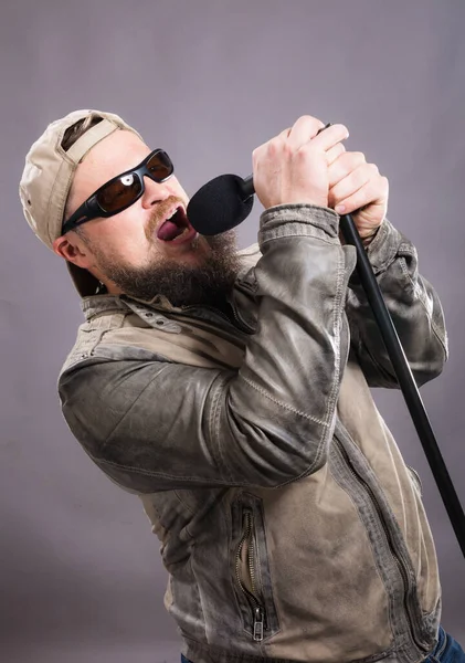 Chanteur barbu de rock émotionnel avec microphone studio portrait. — Photo