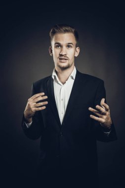 Takım elbiseli genç adam stüdyo resmi.