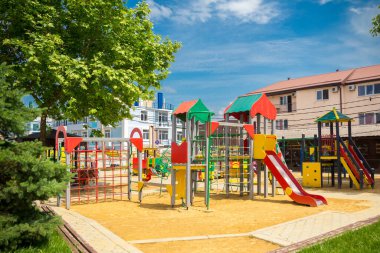 Avlu yaz manzarasında fiziksel aktiviteler için çocuk parkı.