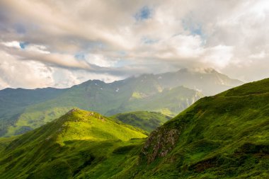 Kafkasya dağlarında bulutlar ve bulutlu gökyüzü ile güzel dağ manzarası.