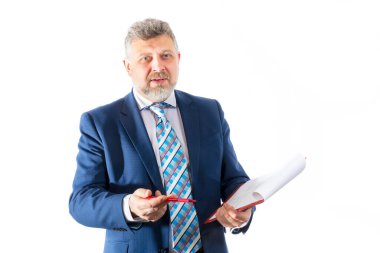 Beyaz arka planda iş eğitmeni duygusal stüdyo portresi.