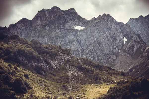 Hermoso paisaje de montaña en las montañas del Cáucaso con nubes —  Fotos de Stock