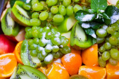 Lokantada lezzetli meyveler servis edilir. Yakın görüş..