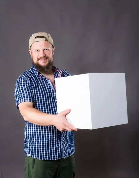 Fröhlicher bärtiger Mann im Hemd mit blankem Gegenstand sieht aus wie Würfel — Stockfoto