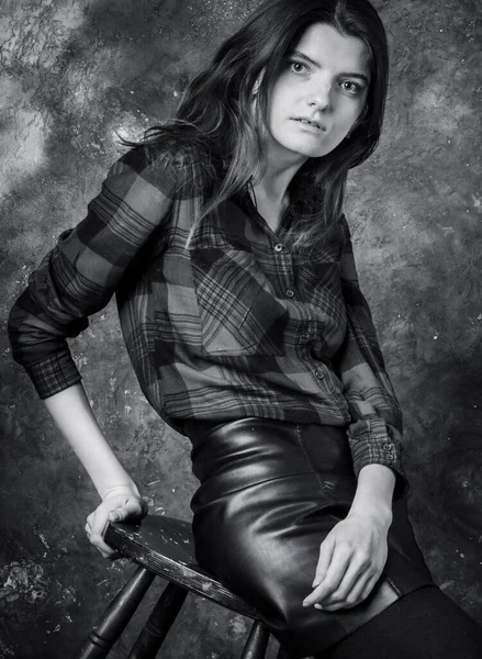 スタジオ肖像画の若い美しい女性です革のスカート — ストック写真