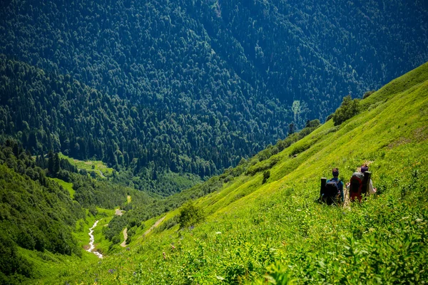 Krásná horská krajina s turisty turistika na Kavkaze. — Stock fotografie