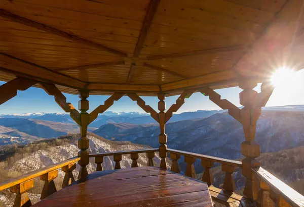 Pabellón de madera con vistas a las montañas, Cáucaso. — Foto de Stock