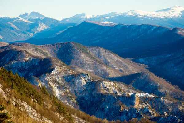 高加索高山上美丽的山景和森林 — 图库照片