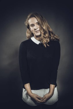 Uzun saçlı güzel bir kadının stüdyo portresi.