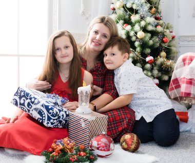 Anne ve çocukları Noel hediyeli güzel bir aile.