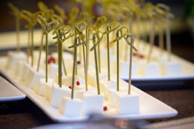 Lokantada leziz peynirli yemek servis ettim. Yakın çekim manzaralı..