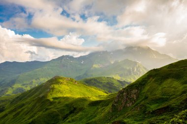Kafkasya dağlarında bulutlar ve bulutlu gökyüzü ile güzel dağ manzarası