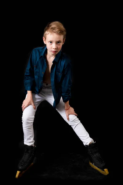 Jovem patinador artístico vestido com jeans brancos e camisa azul — Fotografia de Stock